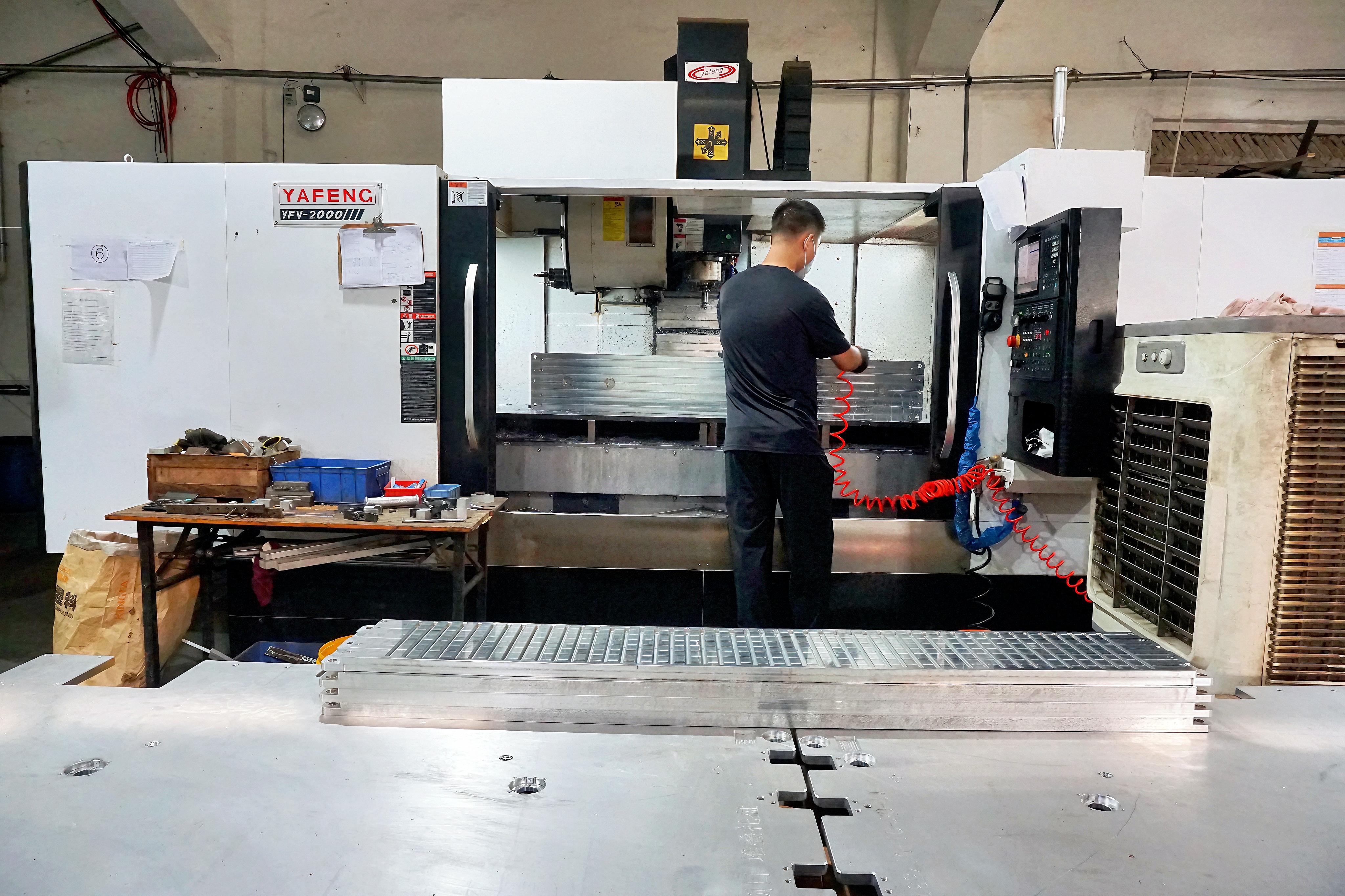 A Ryzeal machinist at a large CNC milling center